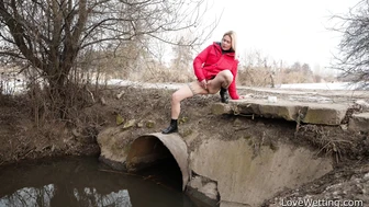 Claudia - Pissing Scene