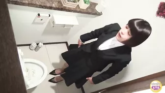 DLSL-481 01 Peeing desperation during interview and pleasant relief on the toilet. VOL. 3