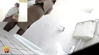 DLEE-472 05 Toilet voyeur: girls barely holding their pee while waiting by the private room door. VOL. 2