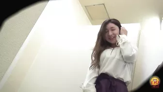 DLEE-472 05 Toilet voyeur: girls barely holding their pee while waiting by the private room door. VOL. 2