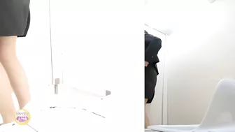 DLSL-489 02 Rookie OL's close call slip to the toilet.