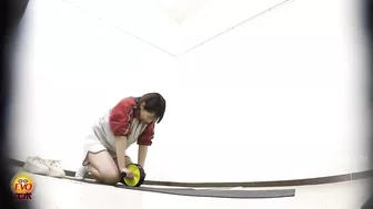 DLEE-582 04 On the verge of wetting: school girls in gym clothes peeing after reaching their holding limit