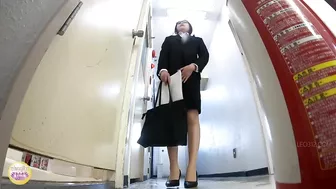 DLSL-527 01 Wet trouble in a car with a harsh boss. Women pissing on the highway in a business car