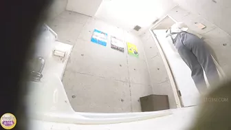 DLSL-561 05 Women dash to pee after watching a movie, but there is a line to the toilet.