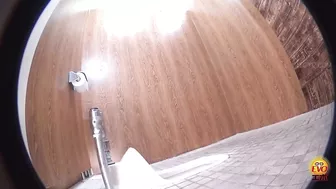 DLEE-676 03 Girls walking around outdoor leisure facilities and peeng on Japanese style toilet