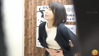 DLEE-689 02 Hidden footage: her pee drips before she sits down on the toilet. VOL. 2