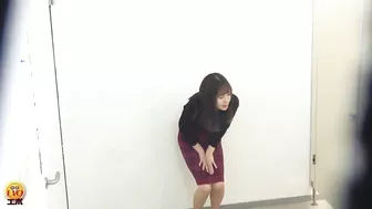 DLEE-689 05 Hidden footage: her pee drips before she sits down on the toilet. VOL. 2