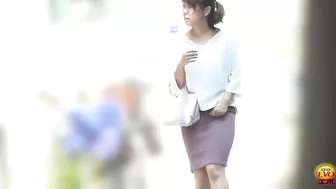 DLEE-253 02 Women can not hold the urine and leaking in the alley