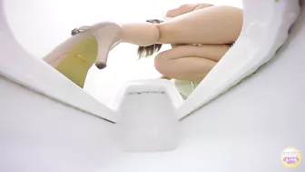 DLSL-196 04 Young women don’t know how to use Japanese-style toilet and urinating on all fours