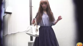 DLEE-195 01 Horny women masturbating after pissing in the alley