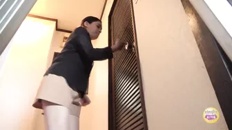 DLSL-247 02 Urinating emergency! Again! OL’s holding pee to the limit then wetting or pissing on the company’s veranda VOL 4