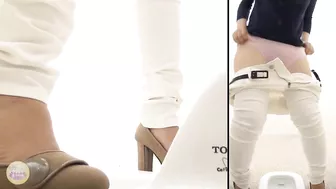 DLSL-027 01 Women jumping into the toilet cabin on the edge of the bladder limit