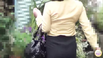 DLSL-078 04 Peeing housewives. Outdoor urination of married women