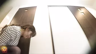 DLEE-281 03 Women undressing in a hurry and peeing naked in the shower