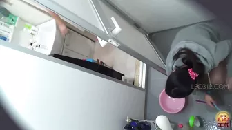 DLEE-281 03 Women undressing in a hurry and peeing naked in the shower