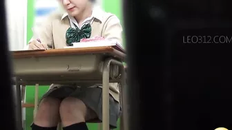 DLSL-339 05 Schoolgirls dashing to the toilet as soon as the chime rings VOL 6