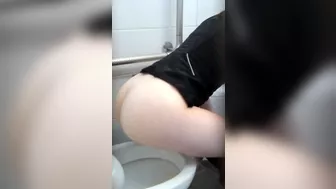 Filmer was able to wtch her pee from behind