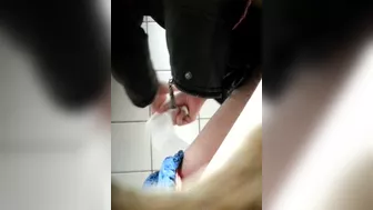 spy wc: girl comes first time and tries to pee