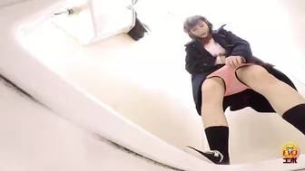 DLEE-366 01 Public toilet peeping - beautiful urinary axis of a school girl with tremendous momentum