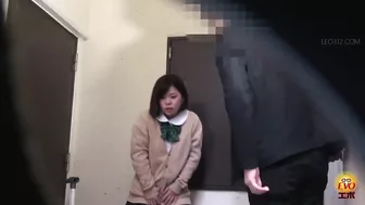 DLEE-366 02 Public toilet peeping - beautiful urinary axis of a school girl with tremendous momentum