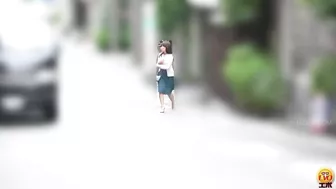 DLEE-407 01 Girls rushing to the public toilets in town Victory just before the limit Embarrassing farts while peeing