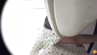 DLEE-426 04 OLs, schoolgirls on the way home and women found in the city peeing standing up on hidden cameras in public toilets