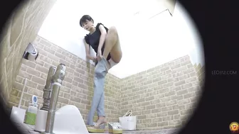 DLEE-426 04 OLs, schoolgirls on the way home and women found in the city peeing standing up on hidden cameras in public toilets