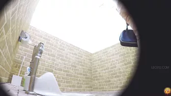 DLEE-426 04 OLs, schoolgirls on the way home and women found in the city peeing standing up on hidden cameras in public toilets