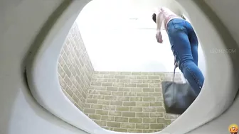 DLEE-426 05 OLs, schoolgirls on the way home and women found in the city peeing standing up on hidden cameras in public toilets